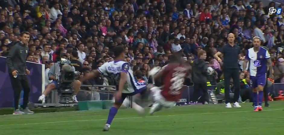 _BeFootball's tweet photo. Si vous affrontez Metz, surtout, 𝗘́𝗩𝗜𝗧𝗘𝗭 Sadibou Sané (lisez bien jusqu’à la fin 😭😭)

𝗘𝗡 𝗛𝗔𝗨𝗧 : son énorme semelle sur Simon 🇳🇬 qui lui a coûté 3 matchs de suspension 🟥

𝗘𝗡 𝗕𝗔𝗦 : son énorme tacle les deux pieds décollés sur Casseres 🇻🇪 hier qui va lui coûter encore cher 🟥

Il y a quelques jours, il a déclaré après son retour de suspension : 

« 𝗝𝗲 𝗽𝗲𝗻𝘀𝗲 𝗾𝘂𝗲 𝗷’𝗮𝗶 𝗰𝗼𝗺𝗽𝗿𝗶𝘀 𝗹𝗲 𝗰𝗼𝘂𝗽, 𝗰’𝗲𝘀𝘁 𝘂𝗻𝗲 𝗹𝗲𝗰̧𝗼𝗻 𝗽𝗼𝘂𝗿 𝗺𝗼𝗶. 𝗖̧𝗮 𝘃𝗮 𝗺𝗲 𝗽𝗲𝗿𝗺𝗲𝘁𝘁𝗿𝗲 𝗱𝗲 𝗳𝗮𝗶𝗿𝗲 𝘁𝗿𝗲̀𝘀 𝗮𝘁𝘁𝗲𝗻𝘁𝗶𝗼𝗻 𝘀𝘂𝗿 𝗹𝗲𝘀 𝗰𝗼𝘂𝗽𝘀 𝗺𝗮𝗶𝗻𝘁𝗲𝗻𝗮𝗻𝘁. »

Pas trop hein. 🤣🤣🤣