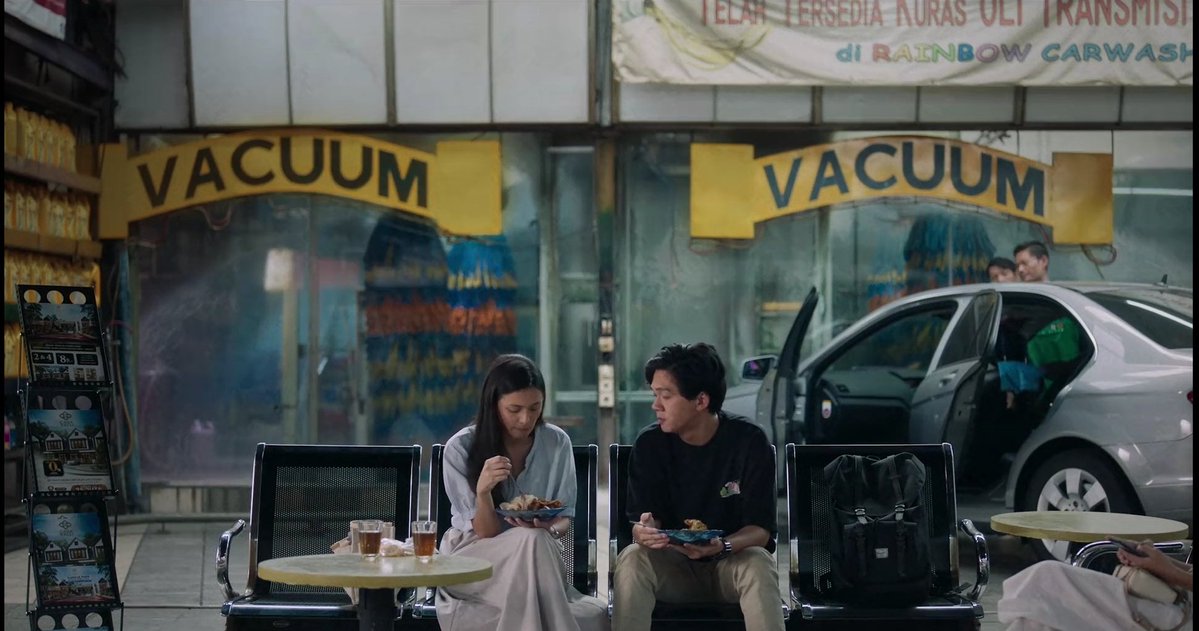 intervlaken's tweet image. just finished watching sakatupo dan baru sadar banyakan ss Moko Maurin daripada keluarganya
pic kedua sih tahta scene favoritku di film ini, just Maurin sit by helplessly, unable to reach Moko
🎬 | 1 Kakak 7 Ponakan (2024)