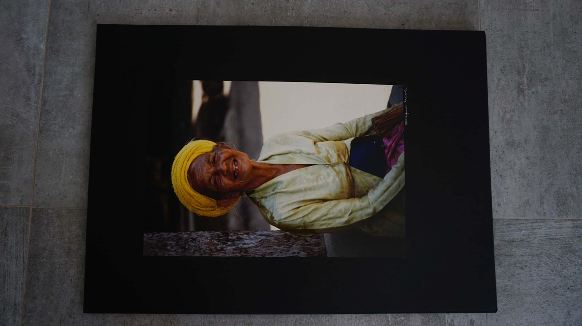 dagmarthiel.de/galerie/weises… 
Zeit hat Falten, aber keine Eile.
Ein Lachen, das die Jahre überlistet.
So viel Sonne in einem Gesicht – ganz ohne Strand.
Analogmoment, Bali 2000er.