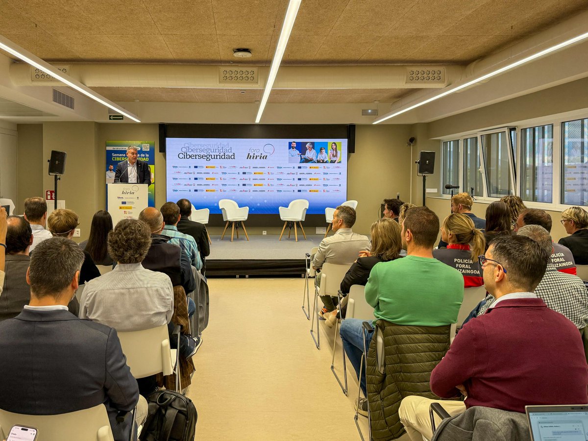 🖥️ El consejero Juan Luis García ha participado esta mañana en el Foro Hiria sobre Ciberseguridad, organizado por <a href="/NoticiasNavarra/">Diario de Noticias</a>.

🗣️En su intervención, ha destacado que "la ciberseguridad no es un tema de informática, es una cuestión de confianza".