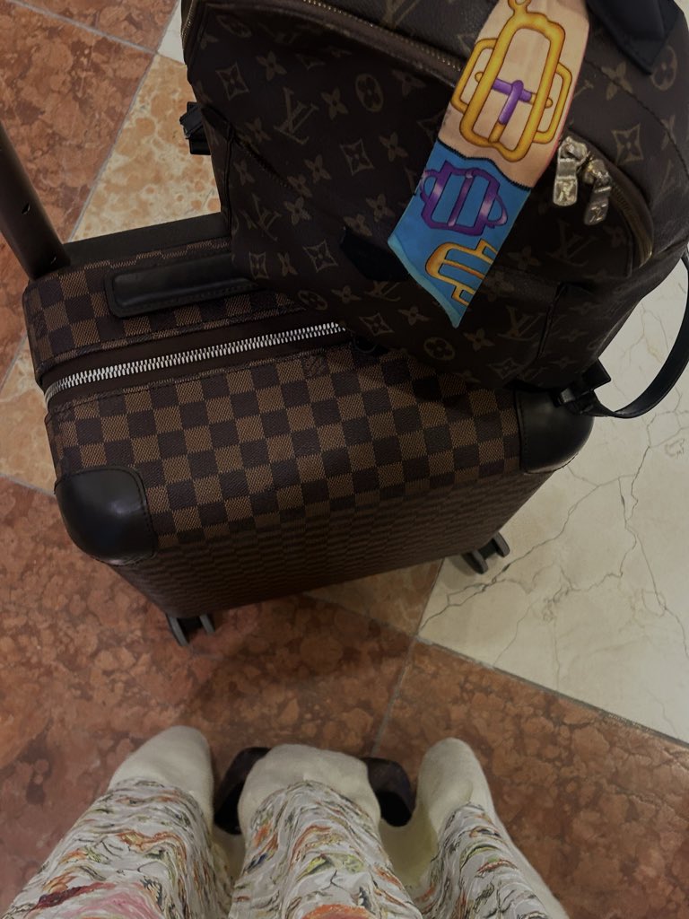 mevll0's tweet photo. Trip with a book . https://t.co/QSTaN4Uq0U