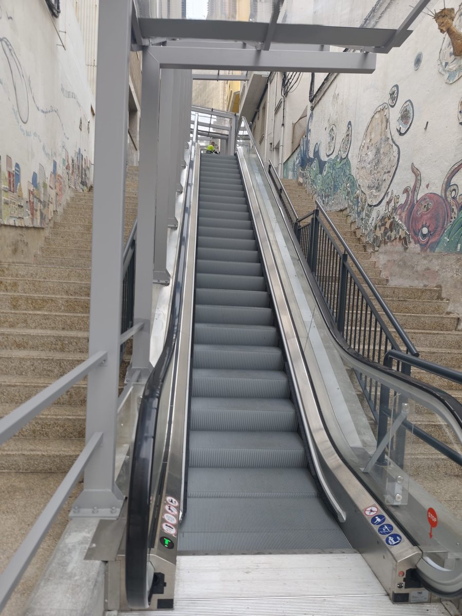 Por fin inauguradas as esceleiras necánicas de Adelaida Muro. Un servizo imprecsindible para a mobilidade desta zona do barrio!