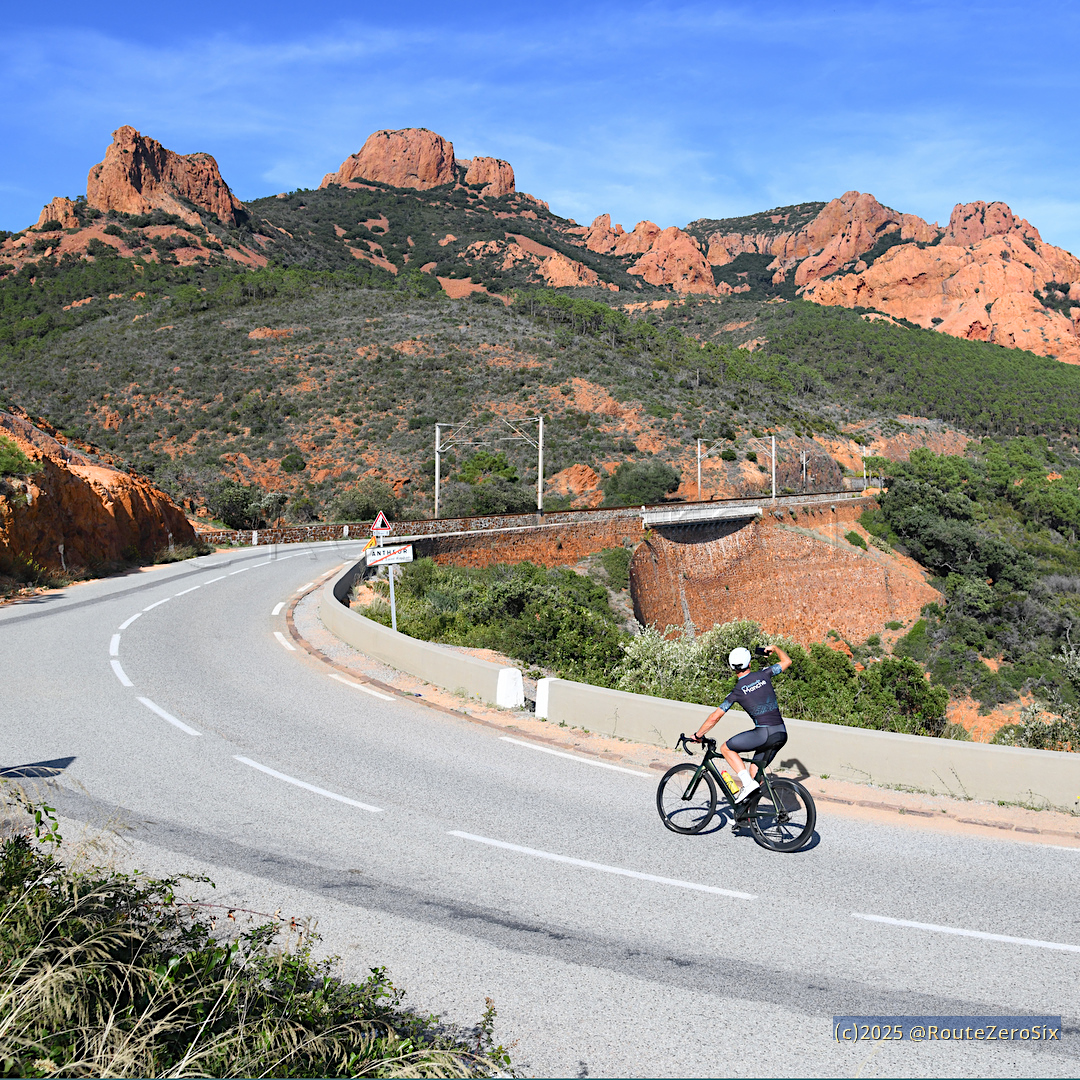 routezerosix's tweet photo. Difficile de résister à prendre une photo, quand la route de Corniche d'Or dans l'Estérel nous offre un tel panorama !

#Esterel #CornichedOr #LeVarlUnique #saintraphael #visitesterel #esterelcotedazur #CotedAzurFrance #BaladeSympa #vélo #cyclisme #cycling https://t.co/R5XlUG1BbW