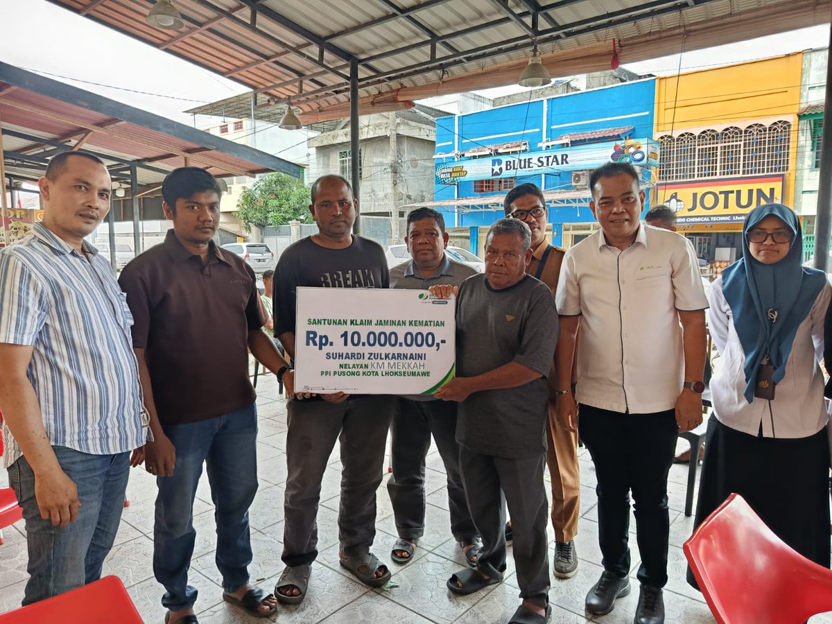 ppi_pusong's tweet image. #SahabatBahari, Kegiatan Penyerahan JKM secara simbolis terhadap salah satu awak kapal perikanan yang berpangkalan di @ppi_pusong, yang dihadiri oleh Ka. @BPJSTK_Lhok &amp;amp; Tim , Sekretaris Komisi A DPRK LSM @SayedFakhr82768 dan awak media.
@DkpAceh 

📷Tim @ppi_pusong