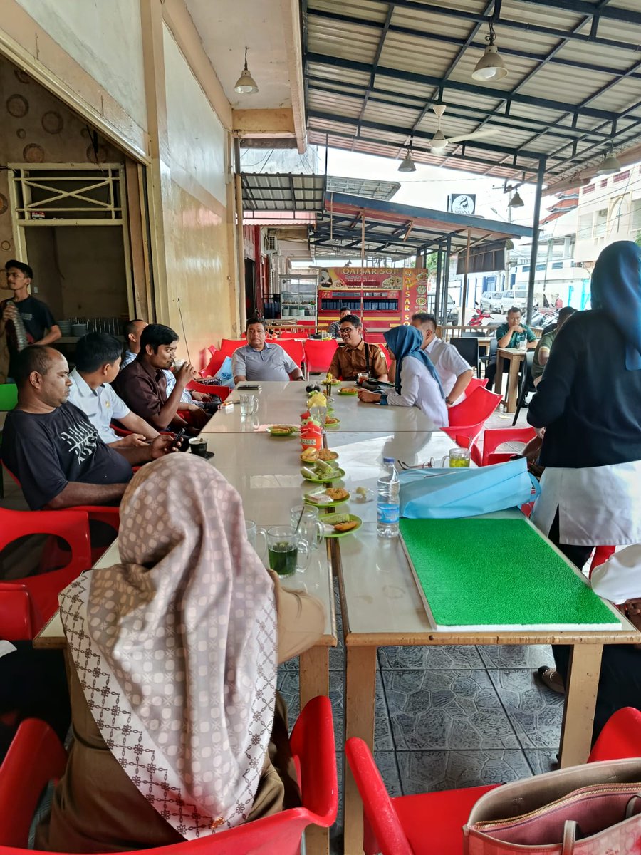 ppi_pusong's tweet image. #SahabatBahari, Kegiatan Penyerahan JKM secara simbolis terhadap salah satu awak kapal perikanan yang berpangkalan di @ppi_pusong, yang dihadiri oleh Ka. @BPJSTK_Lhok &amp;amp; Tim , Sekretaris Komisi A DPRK LSM @SayedFakhr82768 dan awak media.
@DkpAceh 

📷Tim @ppi_pusong