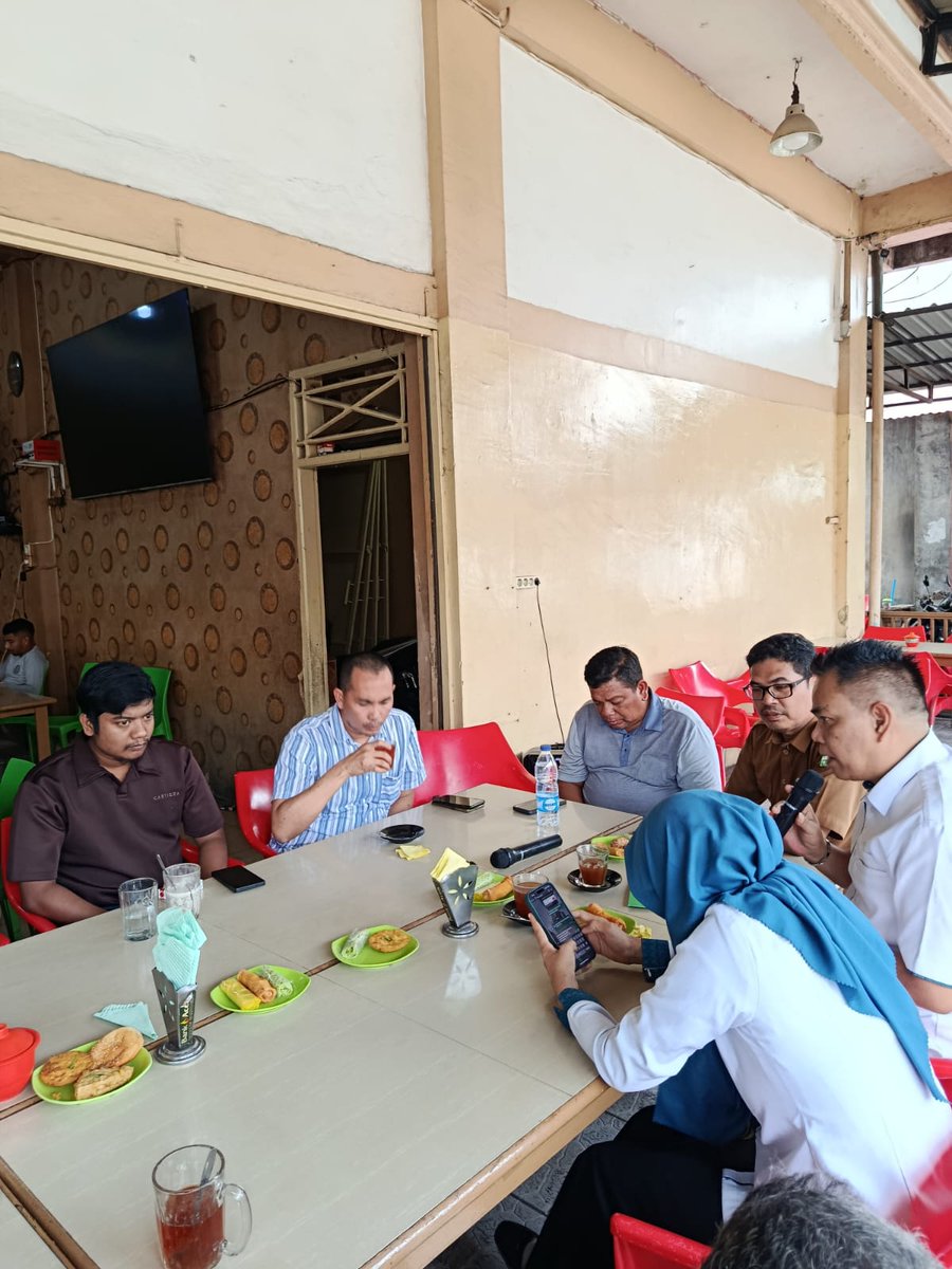 ppi_pusong's tweet image. #SahabatBahari, Kegiatan Penyerahan JKM secara simbolis terhadap salah satu awak kapal perikanan yang berpangkalan di @ppi_pusong, yang dihadiri oleh Ka. @BPJSTK_Lhok &amp;amp; Tim , Sekretaris Komisi A DPRK LSM @SayedFakhr82768 dan awak media.
@DkpAceh 

📷Tim @ppi_pusong