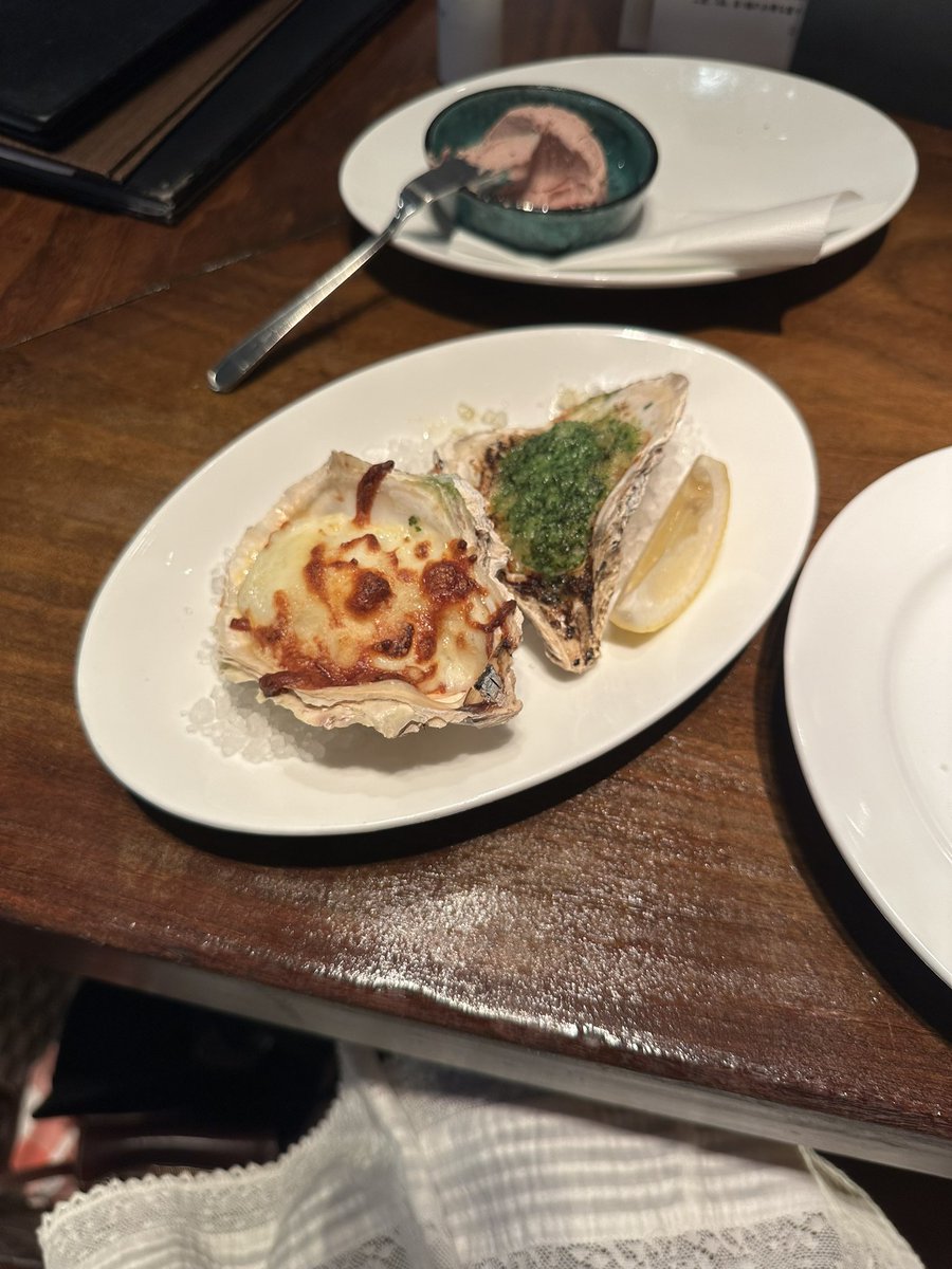 djc3c3's tweet image. I just walked 3.5 km for a burger place and found an oyster restaurant on the way so I had dinner there