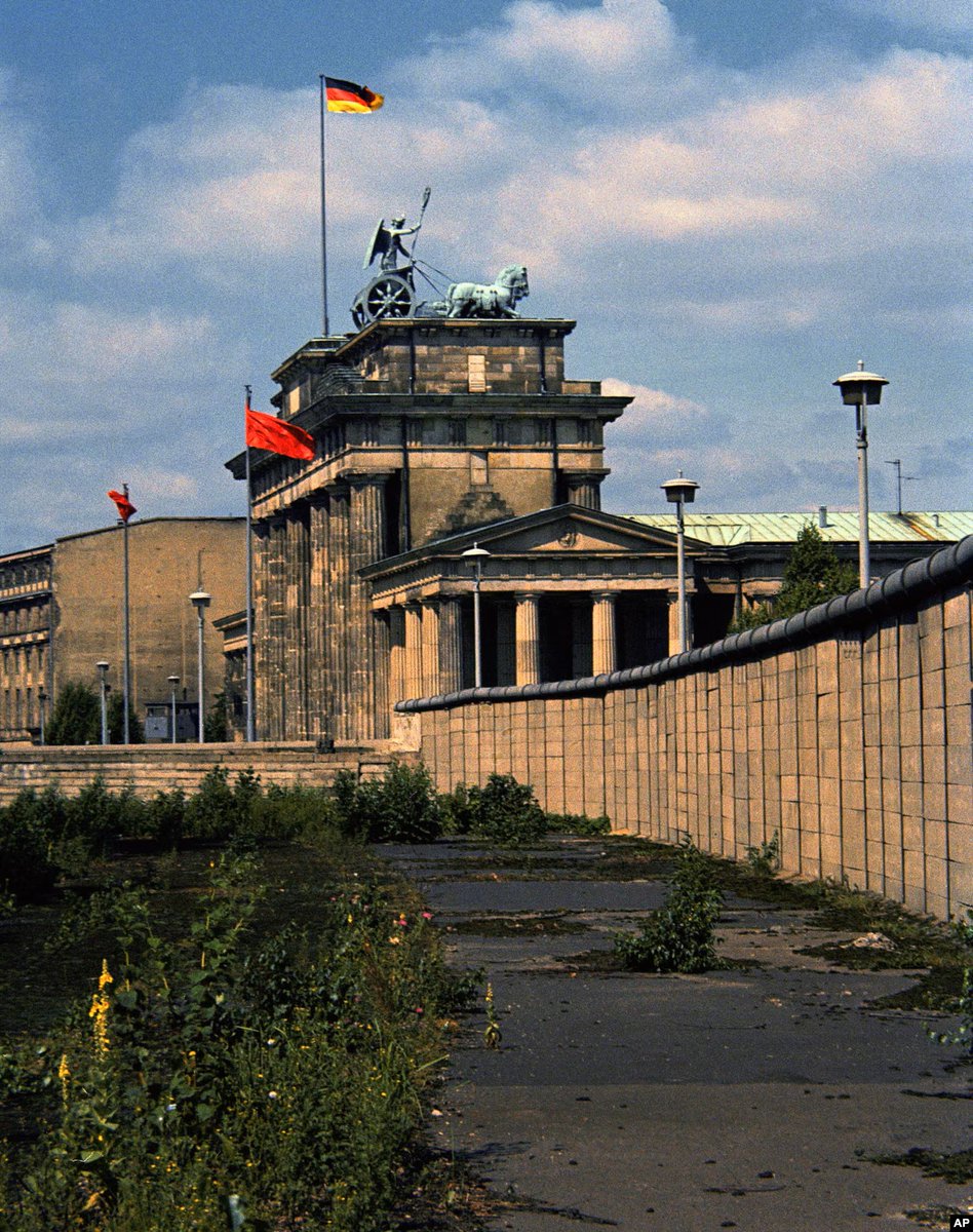 #Coldwar " #Communism in the sun ", #Berlin 1980s, East #Germany Brandenburger Tor seen from the West. #GDR #DDR #socialism #socialismo #comunismo #socialist #communist #History