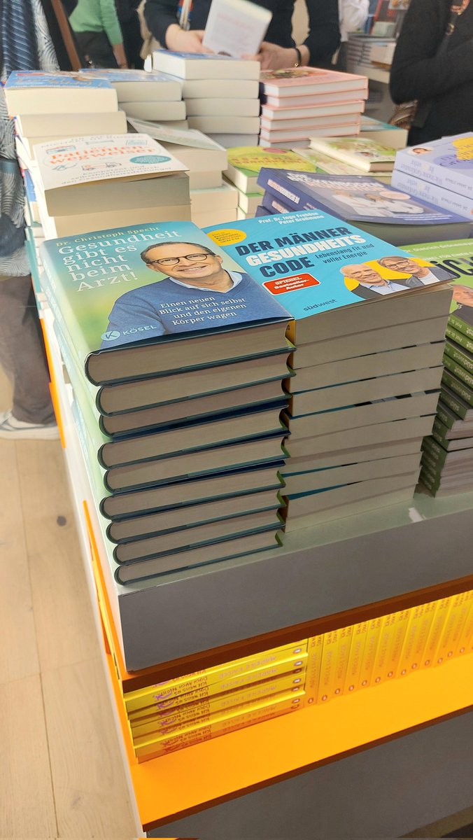 So lag ich sauber gestapelt auf der Frankfurter Buchmesse. Besucherrekord und "ganz viel Durcheinander" (FAZ). Hat Spaß gemacht. tinyurl.com/2a84ba38