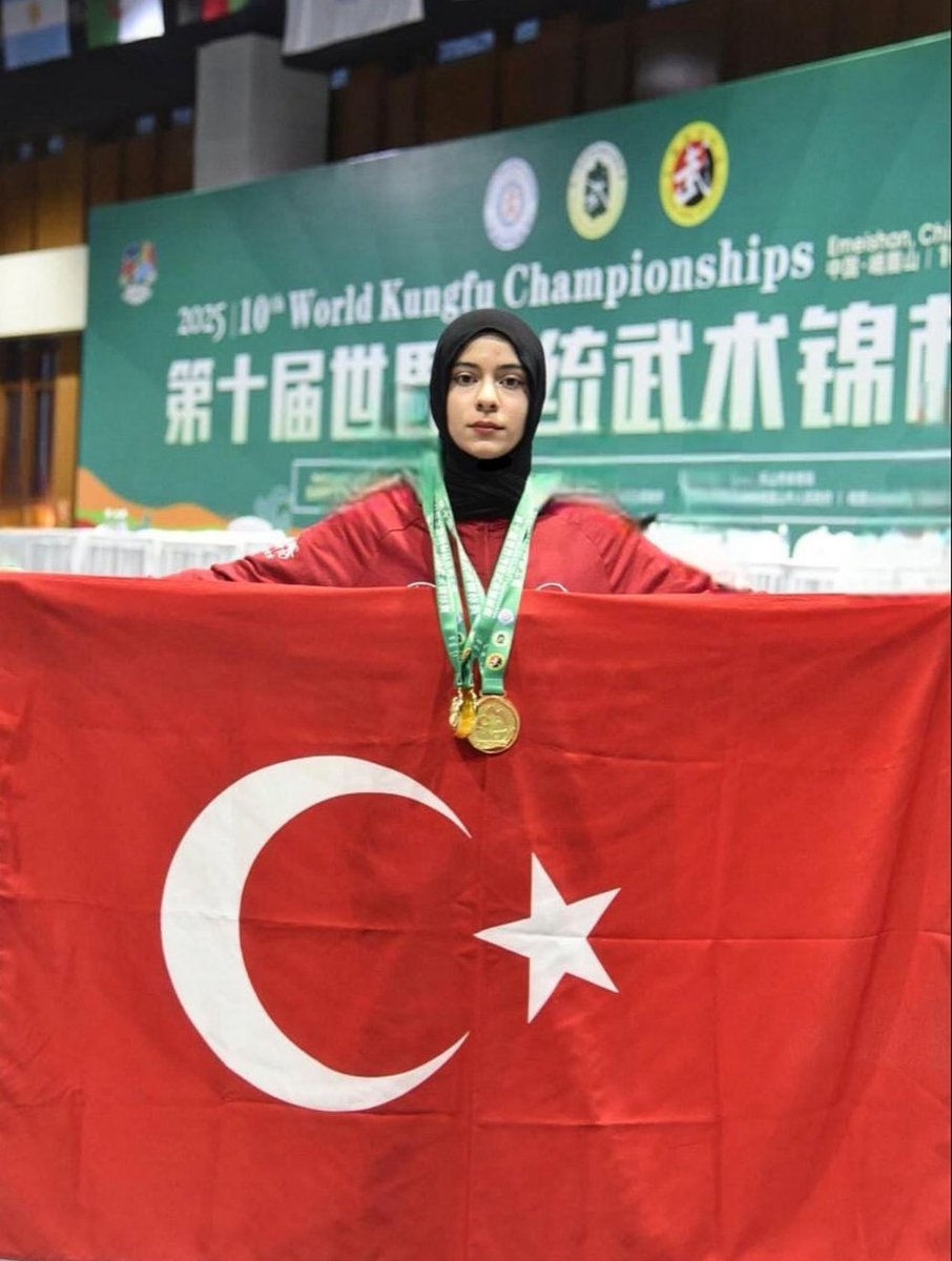 14-20 Ekim 2025 tarihleri arasında Çin’in Emeishan şehrinde gerçekleştirilen 10. Dünya Kungfu Şampiyonasında Türk Milli Takım Sporcumuz Ayşe Sude Akyüz 3 kez Dünya Şampiyonu olarak bir kez daha hat-trick başarısı elde etti. Sporcumuzu bu büyük başarısından dolayı tebrik ediyor,