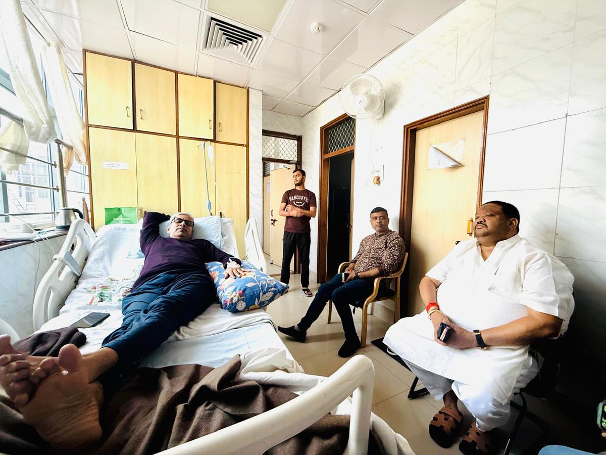 dheerusinghh's tweet image. राष्ट्रीय स्वयंसेवक संघ के वरिष्ठ प्रचारक, प्रांत प्रमुख (संपर्क विभाग - अवध प्रांत) आदरणीय श्रीमान गंगा सिंह जी भाई साहब के अस्वस्थ होने पर लोहिया अस्पताल, लखनऊ पहुँचकर उनके स्वास्थ्य की जानकारी ली, तथा प्रकाश पर्व दीपावली की हार्दिक शुभकामनाएं एवं बधाई दी।
प्रभु श्रीराम से…