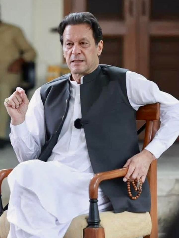 Ayyan Butt. (@ayyan_dawo47010) on Twitter photo تمہیں کیا لکھوں
دوست لکھوں
 ہمدرد لکھوں
 غم گسار لکھوں
 خیر خواہ لکھوں
 یا پیار لکھوں
دل کہتا ہے کہ دنیا کے تمام الفاظ کو یکجا کر کے
ایک میٹھی سی بات لکھوں
تم کو اپنی کل کائنات لکھوں
<a href="/ayyan_dawo47010/">Ayyan Butt.</a> 
<a href="/clouds7th/">𝔸𝕤𝕞𝕒 𝔸𝕗𝕣𝕚𝕕𝕚 🦋</a> تمہیں کیا لکھوں
دوست لکھوں
 ہمدرد لکھوں
 غم گسار لکھوں
 خیر خواہ لکھوں
 یا پیار لکھوں
دل کہتا ہے کہ دنیا کے تمام الفاظ کو یکجا کر کے
ایک میٹھی سی بات لکھوں
تم کو اپنی کل کائنات لکھوں
<a href="/ayyan_dawo47010/">Ayyan Butt.</a> 
<a href="/clouds7th/">𝔸𝕤𝕞𝕒 𝔸𝕗𝕣𝕚𝕕𝕚 🦋</a>