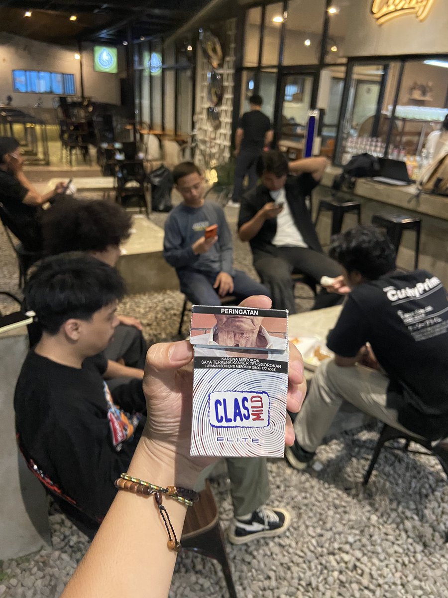 Sebelum Clas Mild Elite muncul dulunya saya Tim Amild. Ternyata lebih cocok sama yang ini, tarikannya lebih lembut dan asooyyy. Packaging juga oke karena kelihatan elit #IntenseSmoothness #IniAsliGue