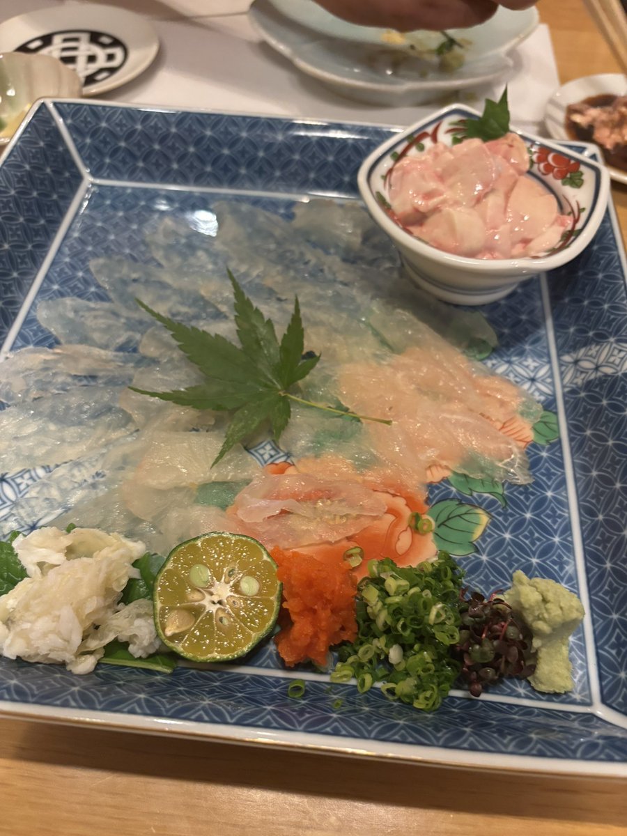 ヌーラボさんのオフィス前の海鮮のお店で飲んでるなう