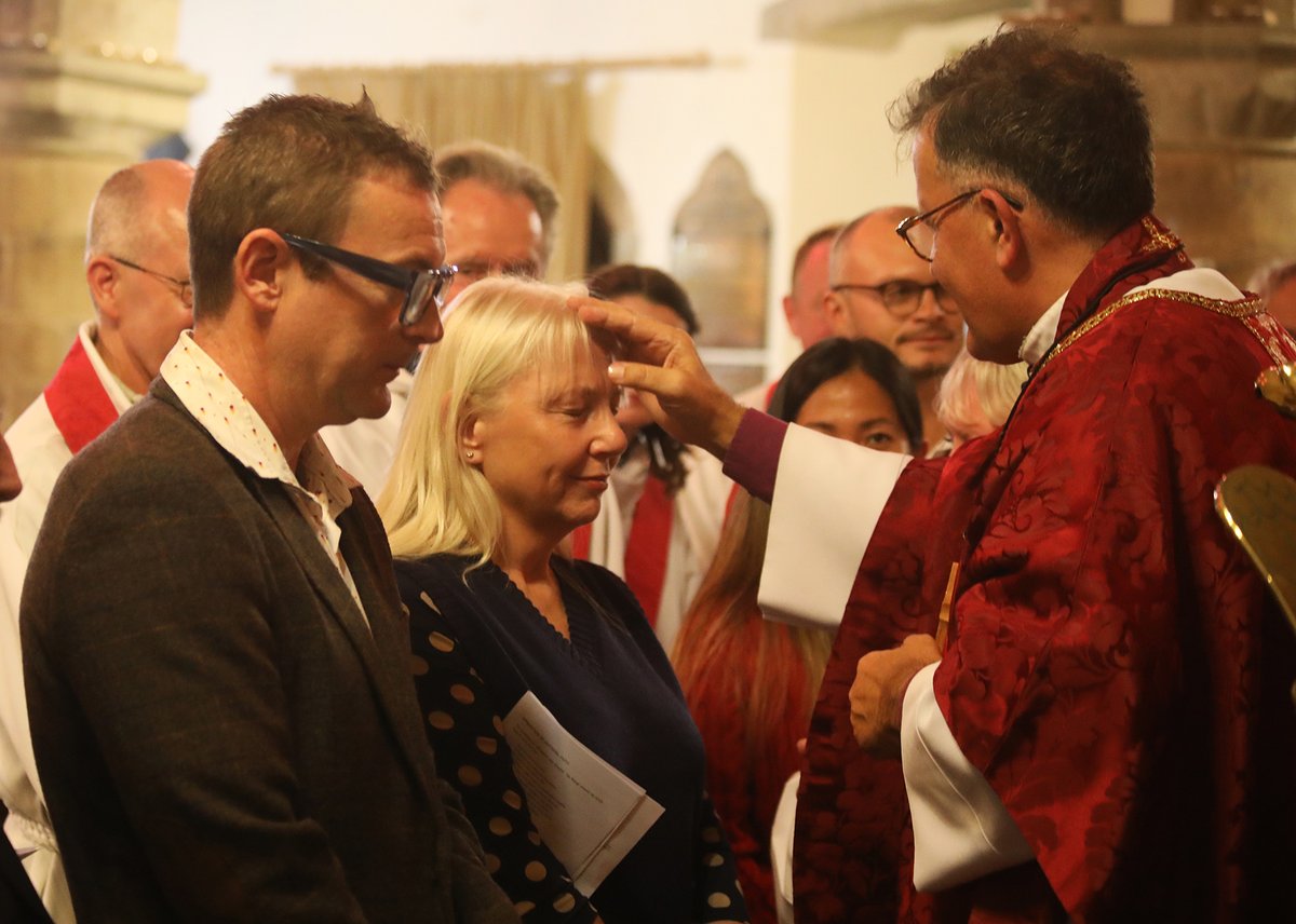 CofEPortsmouth's tweet image. Our bishop @JonathanHFrost was at St Mary's Brading for a #confirmation service with candidates from across the #IsleofWight. He led the service with @karamelykaren67 in this beautiful ancient church. More about confirmation is here: portsmouth.anglican.org/confirmation/
