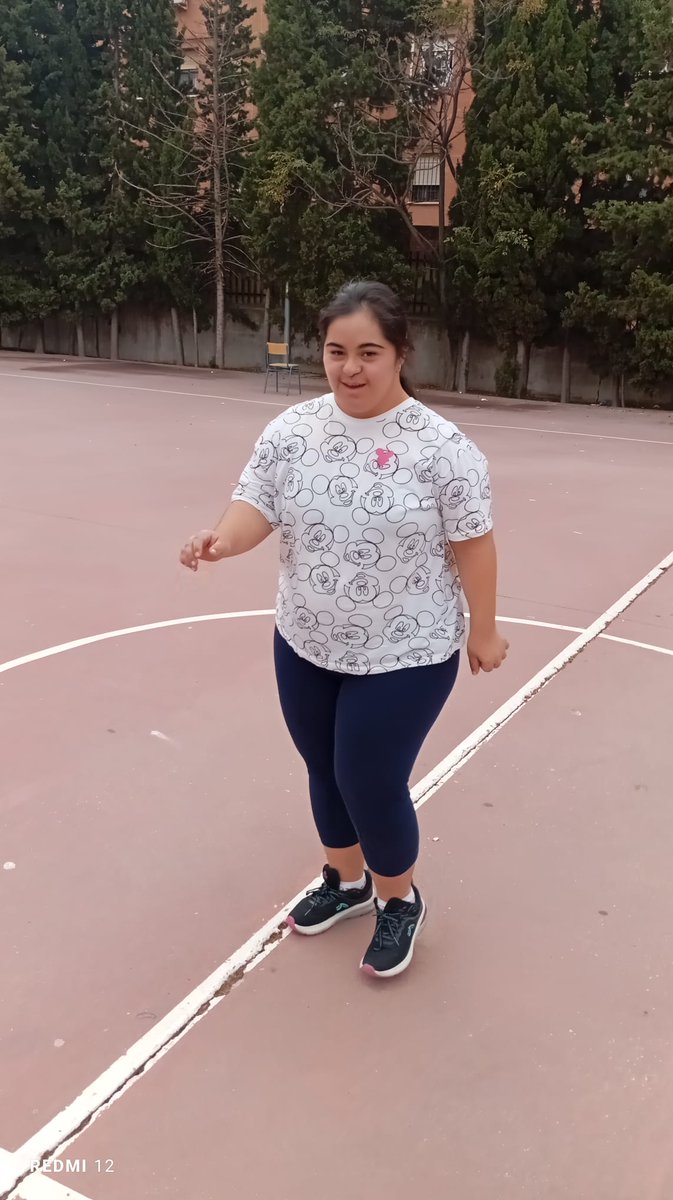 El alumnado del Aula Específica ha comenzado el curso restableciendo  hábitos de vida saludable e inclusión. En esta ocasión, con música y  diversión han realizado varias actividades con los compañeros de Grado  Superior. ¡Gracias por hacerlo posible!