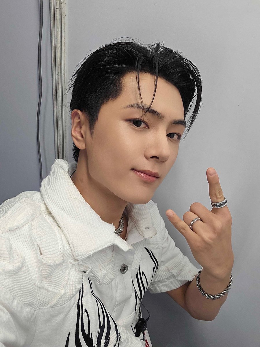 enhypenweverse's tweet image. [ #제이’s Post ] 251020

#JAY: Jakarta thanks for having us👍
thank you ENGENE my love😉 

@ENHYPEN_members @ENHYPEN #ENHYPEN #엔하이픈