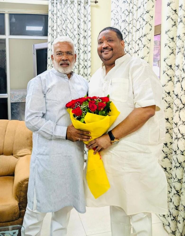 dheerusinghh's tweet image. माननीय जल शक्ति मंत्री उत्तर प्रदेश सरकार श्री @swatantrabjp जी भाई साहब से लखनऊ में भेंटकर उनका आशीर्वाद प्राप्त किया और दीपावली पर्व की हार्दिक शुभकामनाएं एवं बधाई दी।
ईश्वर से प्रार्थना है कि यह पावन पर्व सभी के जीवन में सुख, समृद्धि और उज्जवल भविष्य का संचार करे।
आप सभी को…