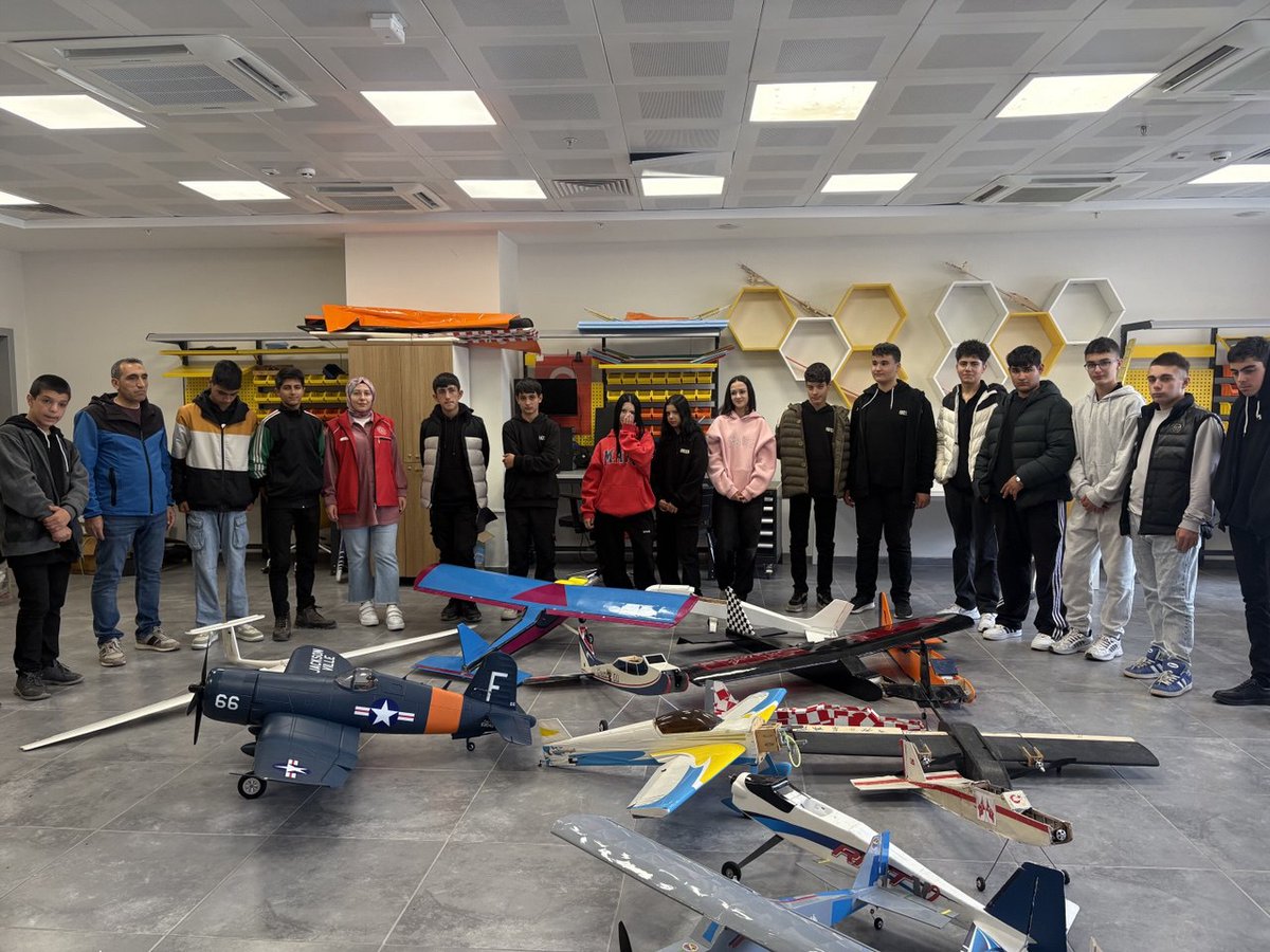 onuc_subat_gm's tweet photo. 📍 Erzincan On Üç Şubat Gençlik Merkezi 

"Okullar Merkezimde" projesi kapsamında Fatih Mesleki ve Teknik Anadolu Lisesi öğrencilerini ve kıymetli öğretmenlerimizi Gençlik Merkezimizde ağırladık. https://t.co/YH6fsqGczs