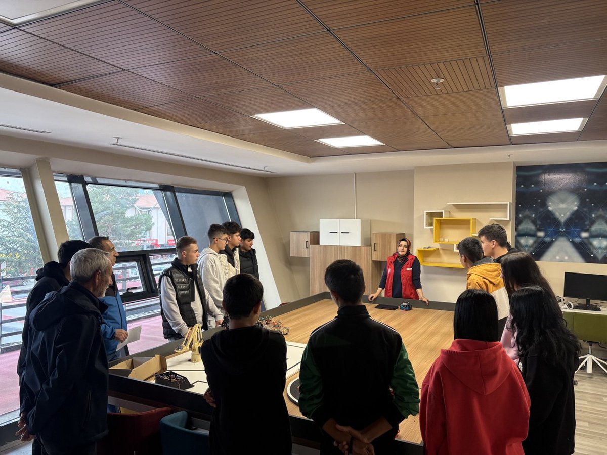📍 Erzincan On Üç Şubat Gençlik Merkezi 

"Okullar Merkezimde" projesi kapsamında Fatih Mesleki ve Teknik Anadolu Lisesi öğrencilerini ve kıymetli öğretmenlerimizi Gençlik Merkezimizde ağırladık.