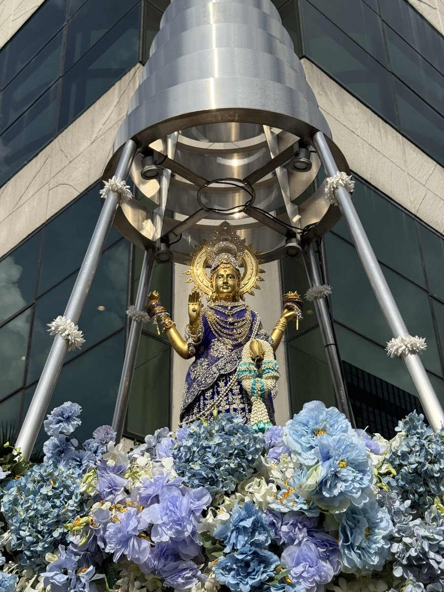 desirposter1565's tweet image. 🙏🏻พระแม่ลักษมี ตึกเกษร เทศกาลดีปาวลี2568
ปีนี้เครื่องทรงสีน้ำเงิน เครื่องประดับเพชร-แก้วใส

✨พรประจำปี 
-การงานมั่นคง
-อำนาจบารมี
-แคล้วคลาดปลอดภัย
-รอพ้นจากภัยพิบัติ

💗โอม ชยะศรี ลักษมี มาตา💗