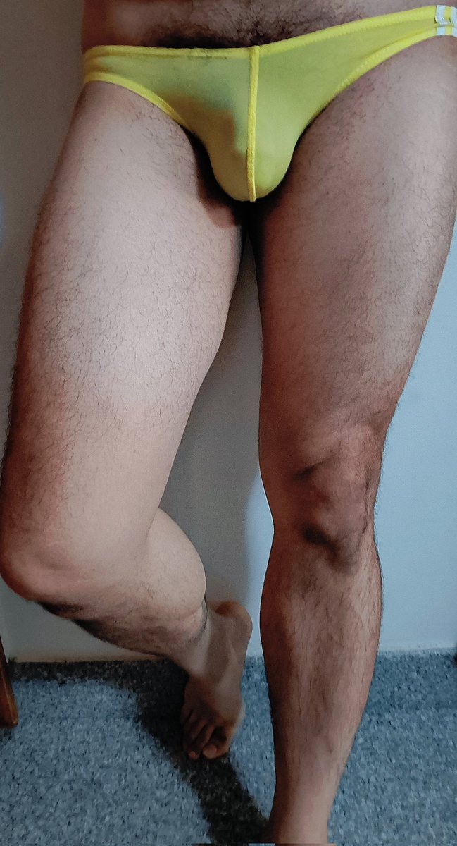 想想內褲中最少的款式應該就比基尼
總覺得毛多穿起來不是那麼好看
可是炸毛時卻又有色色感？🙄🤔😱