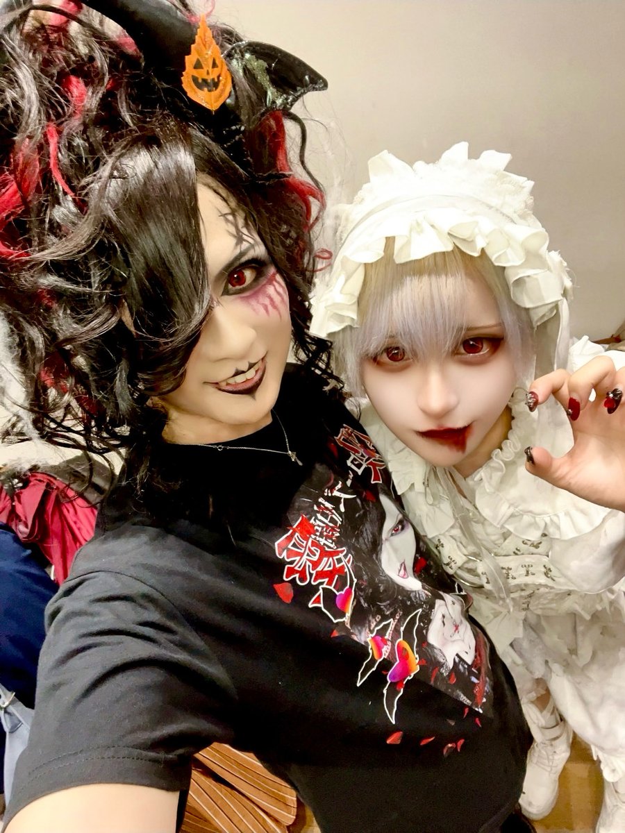 生誕主催、2番手で出てくれたUNtoinetteのみお君と🌹
初めましてだったけどすぐ仲良くなれたねー☺️
ちゃんと写真も撮れて良かった（笑）
お揃いの赤目🧛🏻‍♂️✨