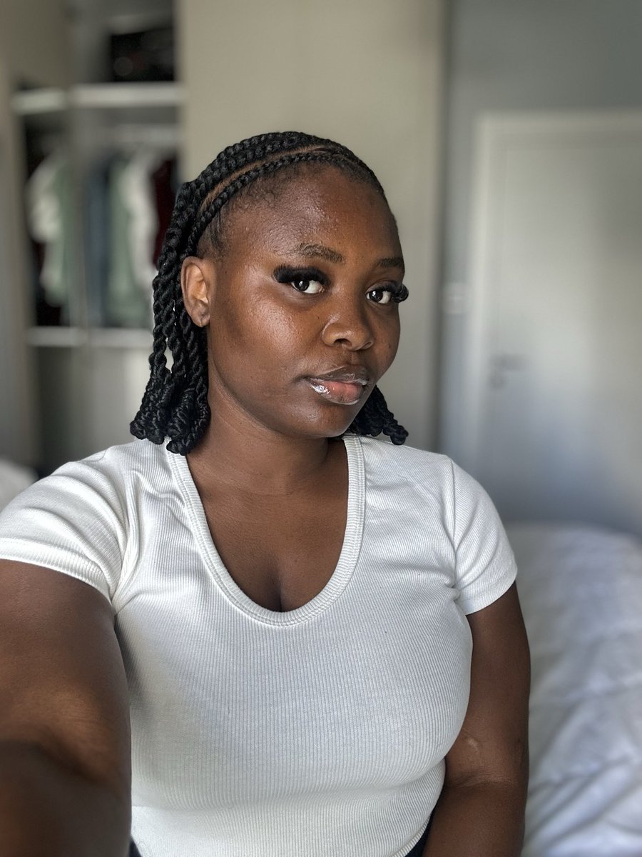 Deedefiempress8's tweet photo. Hey algorithm, it’s Dee — this time with a face 😉

To some of you, I taught you how to make your first 4figures through jobs.
To some, I’m your alpha caller.
To others, I’m your mentee.
To some projects, I’m their advisor.

Having worked with over a hundred projects
And bought into a thousand rugs,
I’m still Dee.

Behind this account,
I hold a BSc in International Relations as my first degree
And I’m currently earning the degree that’ll make me an attorney 💀.

@dexscreener 
@phantom 
@TrustWallet 
@zerion  it’s time to give me a follow 💀