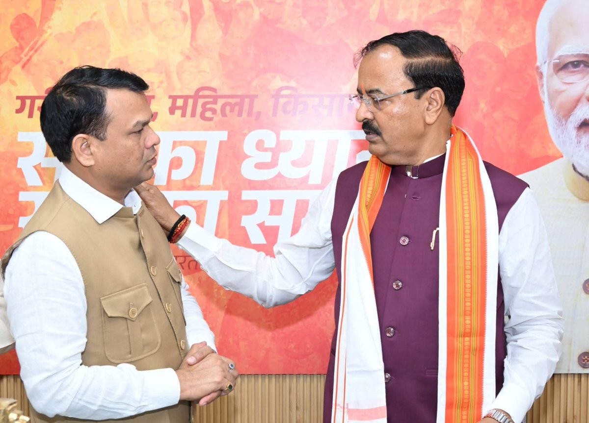 आज उत्तर प्रदेश के दोनों लोकप्रिय उपमुख्यमंत्री, सेवा और जनकल्याण के प्रतीक माननीय श्री केशव प्रसाद मौर्य जी एवं श्री ब्रजेश पाठक जी से भेंट कर दीपावली की हार्दिक शुभकामनाएं प्रेषित कीं।