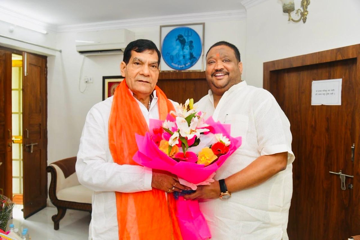 dheerusinghh's tweet image. माननीय ऊर्जा एवं नगर विकास मंत्री, उत्तर प्रदेश सरकार श्री @aksharmaBharat जी से उनके लखनऊ स्थित आवास पर भेंटकर उनका आशीर्वाद प्राप्त किया और दीपावली पर्व की हार्दिक शुभकामनाएं एवं बधाई दी।
ईश्वर से यही प्रार्थना है कि यह पावन पर्व सभी के जीवन में सुख, समृद्धि और उज्जवल भविष्य…