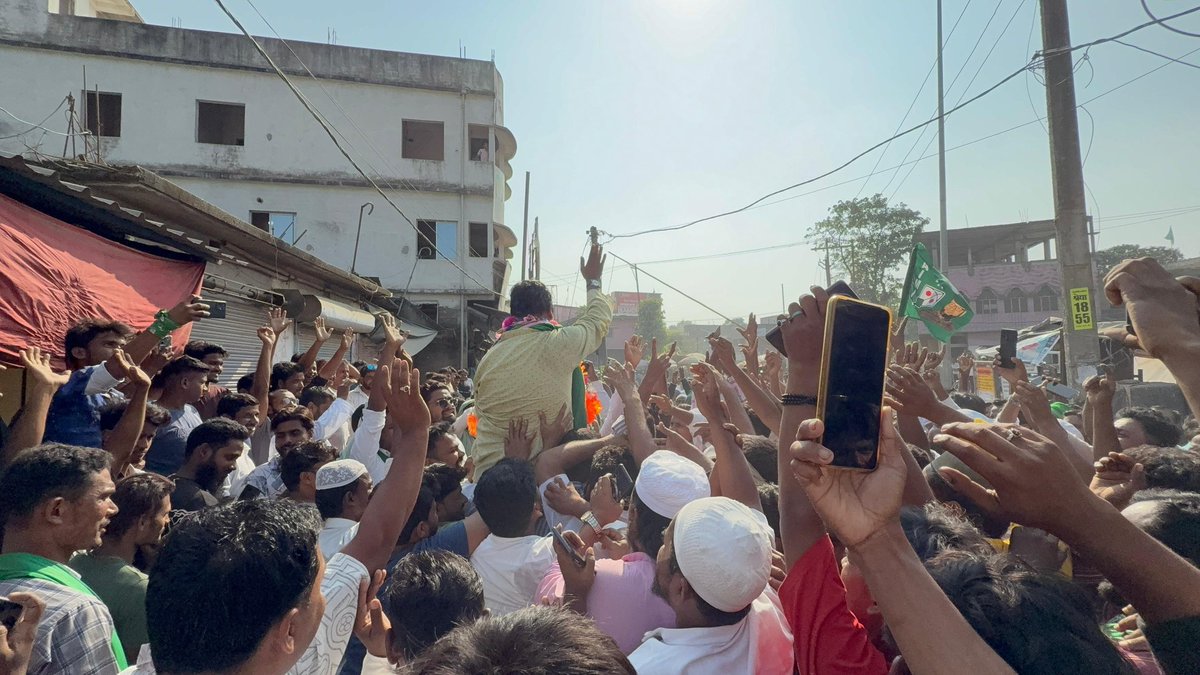 MehdiHa67774942's tweet image. अल्हम्दुलिल्लाह! नामांकन पत्र दाखिल करने के बाद बलरामपुर–बारसोई की जनता और AIMIM से मोहब्बत करने वालों ने जिस तरह अपनी दुआओं, मोहब्बत और समर्थन से हमें नवाज़ा, उसके लिए मैं दिल से सभी साथियों का शुक्रिया अदा करता हूँ

@AadilHasanAdv1 @aimim_national #Spokesperson 

#aimim #aimim