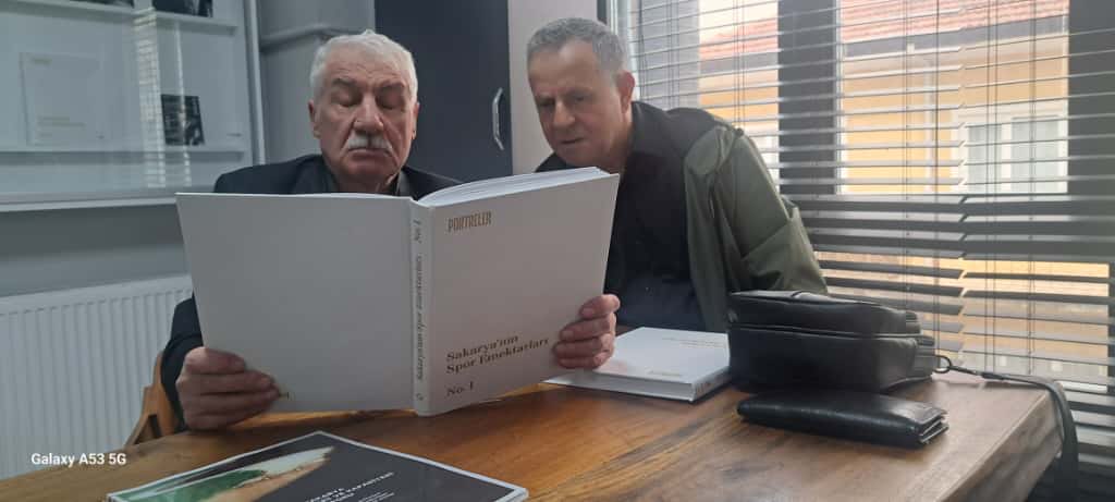AkademiSakarya's tweet photo. Ethem Boran Spor Müzesi ve Hazine Adası projeleriyle eş zamanlı yürütülen Portreler projesinin, Sakarya’nın Spor Emektarları (SSE) adlı serisinin ikinci bölüm çekimleri ve hazırlıkları, gönüllü üyelerimiz ve değerli konuklarımızla birlikte derneğimizde son hızla devam ediyor. https://t.co/OeT82LPRbj