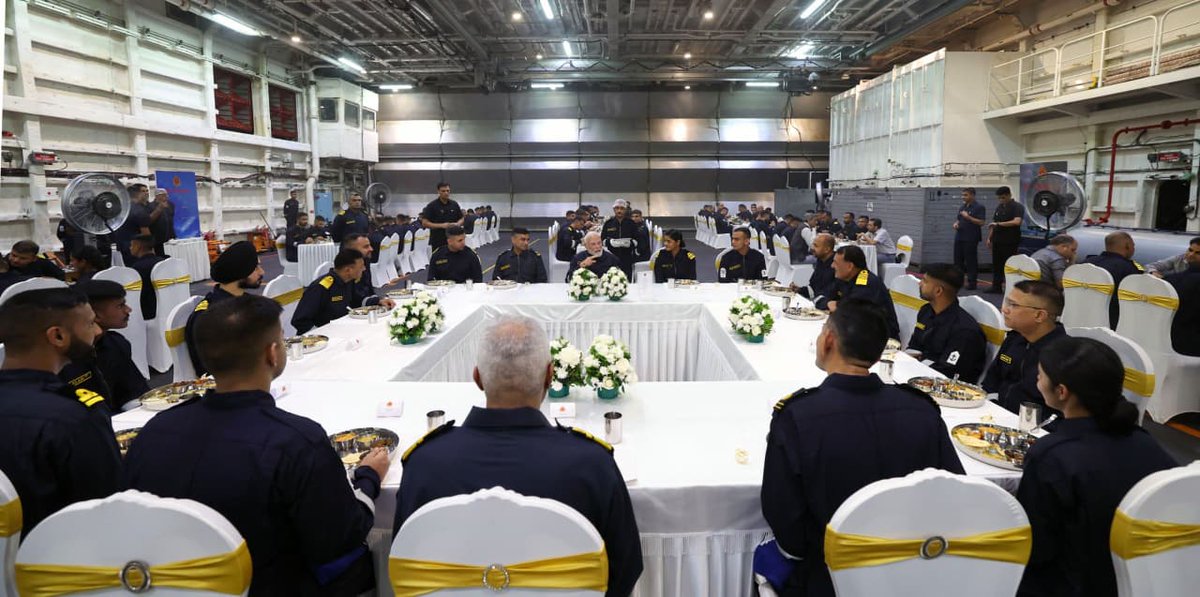 பரா கானா ஆயுதப்படை மரபுகளின் ஒருங்கிணைந்த பகுதியாகும். நேற்று மாலை ஐஎன்எஸ் விக்ராந்தில், கடற்படை வீரர்களுடன் பரா கானாவில் பங்கேற்றேன்.