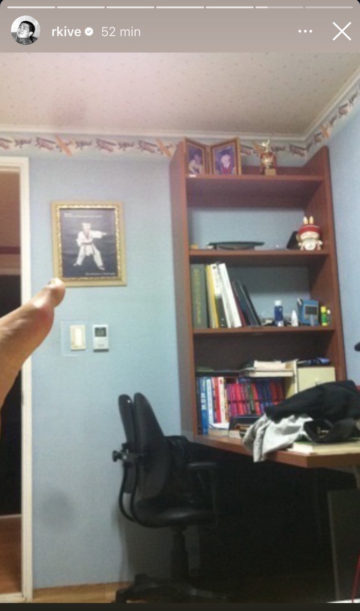 Namjoon postando foto do quarto dele da época da escola, ele tá passando pelo evento canônico de trocar o Samsung pelo iPhone e descobrir as atrocidades que estão salvas no Google fotos, certeza