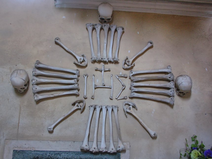 En este #Halloween te proponemos descubrir cómo la historia de un abad peregrino y de la Peste Negra se unen en el Osario de Kutna Hora. Desafía tus sentidos en esta visita al Osario de Sedlec, Patrimonio de la Humanidad. ¡Memento mori! #halloween2025
mapaymochila.es/osario-kutna-h…