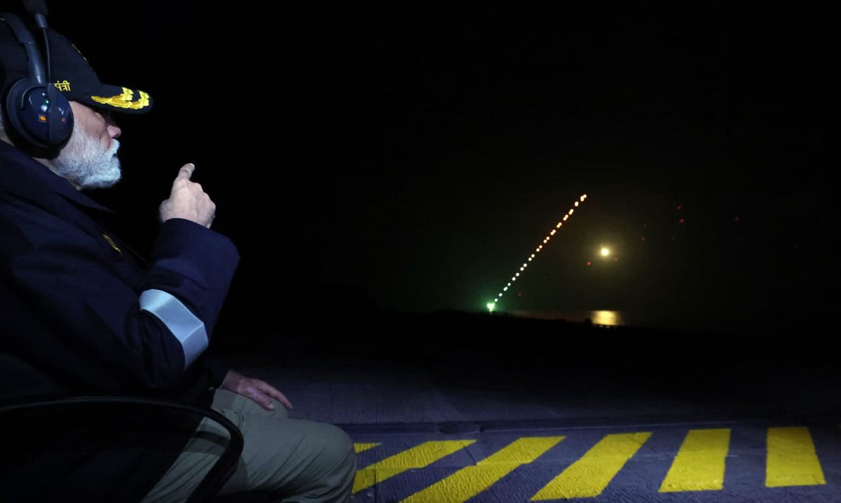 INS விக்ராந்தில் துல்லியம் மற்றும் திறமையை வெளிப்படுத்தும் ஒரு பிரமிக்க வைக்கும் விமான சக்தி டெமோவைக் கண்டேன். 

பகல் நேரத்திலும், இருண்ட இரவிலும் ஒரு குறுகிய ஓடுபாதையில் MiG-29 போர் விமானங்கள் புறப்பட்டு தரையிறங்குவது, திறமை, ஒழுக்கம் மற்றும் தொழில்நுட்ப சிறப்பை மூச்சடைக்க