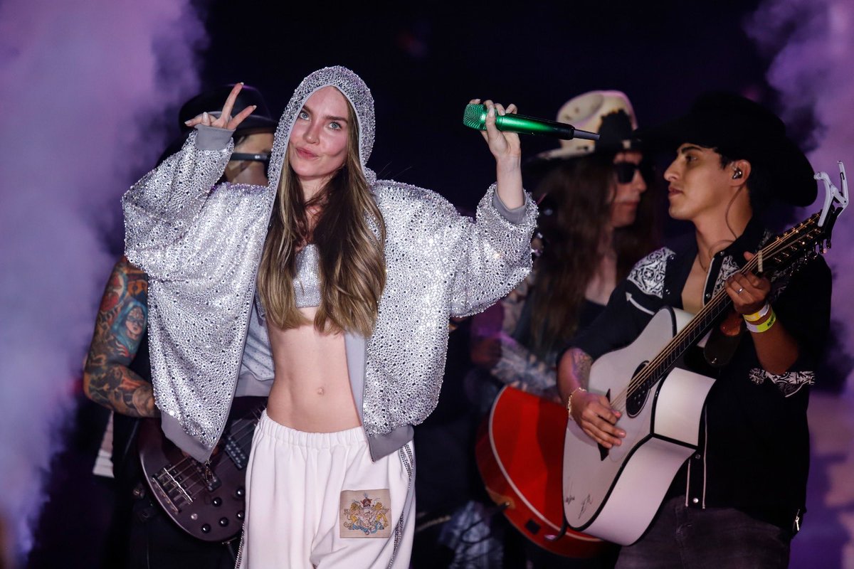 ACorazonesTV's tweet photo. Beli nunca decepciona y esta noche no fue la excepción 💞⭐️

Te queremos @belindapop ♥️ https://t.co/MibYqYACrZ
