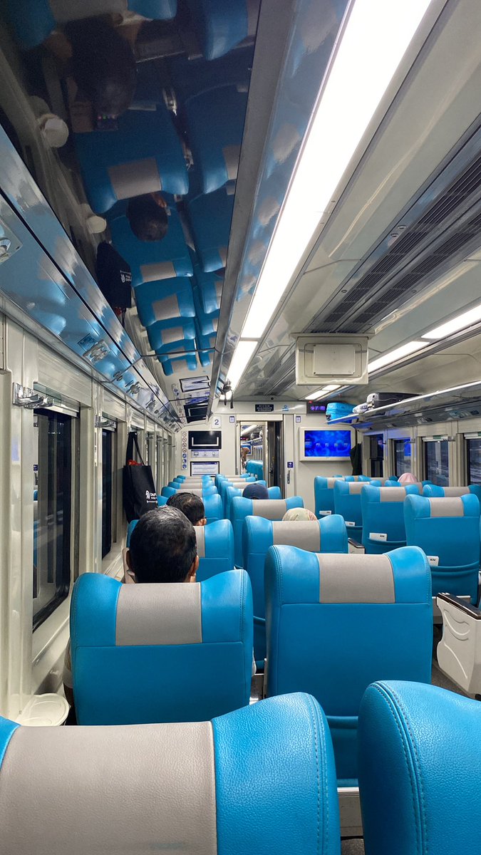 LessSu9ar's tweet image. Terimakasih Jogja dan seisinya, serta kerabat dan sahabat yang selalu hangat. Sampai ketemu lagi ❤️🫂