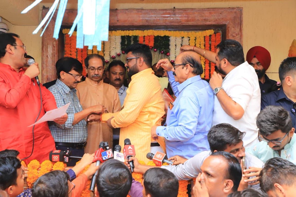 नाशिकमधील भाजपच्या माजी नगरसेविका संगीता गायकवाड आणि हेमंत गायकवाड ह्यांनी त्यांच्या सहकाऱ्यांसह आज मातोश्री येथे शिवसेना (उद्धव बाळासाहेब ठाकरे) पक्षात प्रवेश केला. पक्षप्रमुख मा. श्री. उद्धवसाहेब ठाकरे ह्यांनी त्यांचे पक्षात स्वागत केले. ह्यावेळी शिवसेना नेते खासदार संजय राऊत,