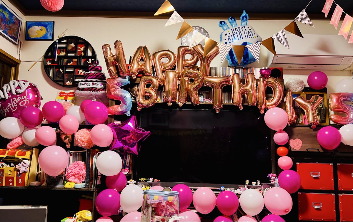 先日土曜日は娘の誕生日で休みを頂いた
相変わらず嫁の飾り付けは手加減無い（写

まぁ毎日バタバタと過ごしている
この先もそうやって日々元気に
そして健康に皆で過ごして行けたら
まぁそれだけでイイのかなと

祝娘生誕記念日❤️
祝嫁出産記念日💚

さ
今宵もうんにょり

月曜ZORY。。。