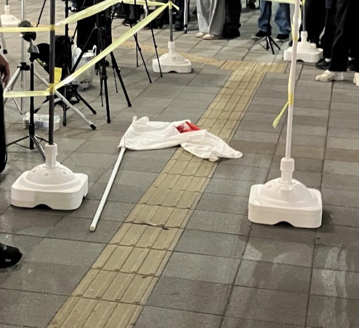 【悲報】河合ゆうすけとその仲間達、国旗を地面に放置