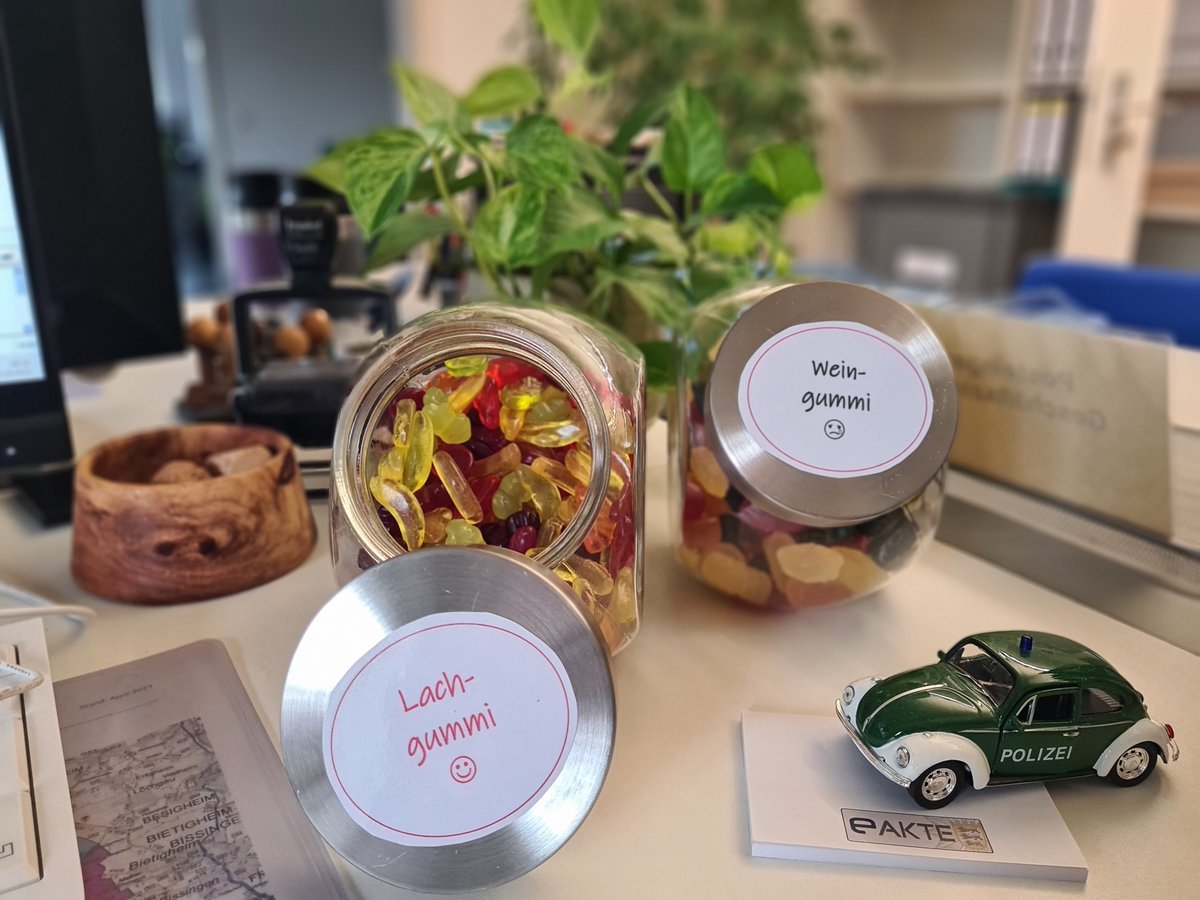 📸 Stimmungsbild aus dem Revier #VaihingenEnz 🚔

Digitalisierung macht auch bei uns nicht Halt - die 💻eAkte. 

Die Stimmung im Team scheint gut 😌 🍬

Aber Spaß beiseite: auch das schaffen wir – mit Humor, Geduld und Teamgeist ! 💪👮‍♀️👮‍♂️