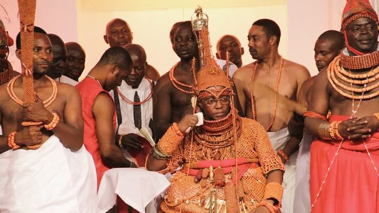 APPELLETIONS FOR THE OBA OF BENIN 
1, Ovbi Umogun N'Oza 
The child of the oba, whose mother hailed from oza 

2, Ekpen N'Owa 
The home leopard 

3, Ikeze Ohisa 
The one who is next to God 

4, Oba n'Utete ne giabi
The king, who is a hill that cannot be pushed aside 

5, Ovbi