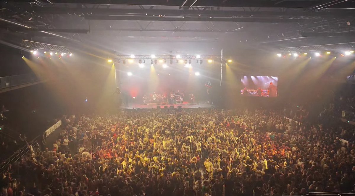 L'effervescence, la magie de Yaouank. 🤍🖤
Le seul endroit où ça ne t'emmerde pas d'avoir des gens qui s'accrochent à toi en te demandant de leur apprendre la dañs fisel. 
Trugarez vras.
