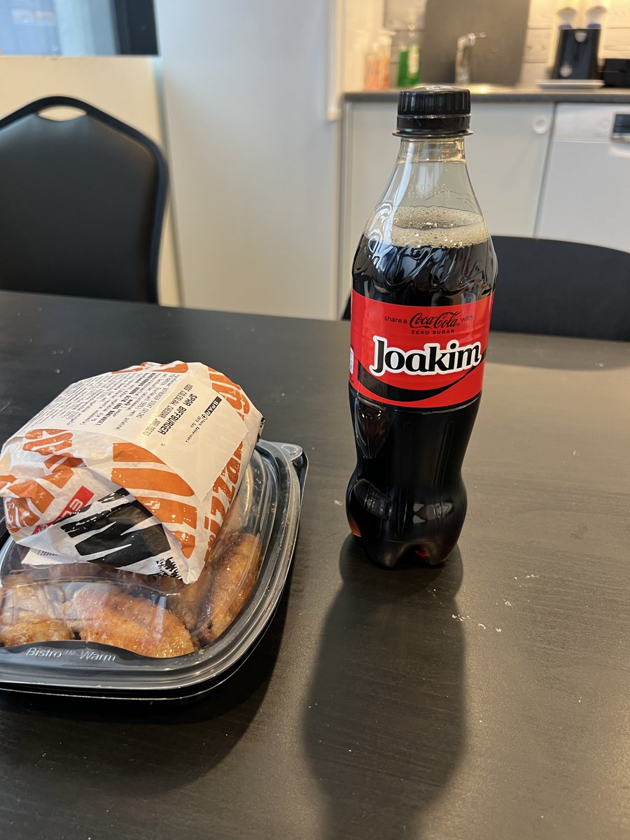 <a href="/joakial_/">Joakim 🌹🇳🇴🇪🇺</a> sharing my coke with virtual joakim