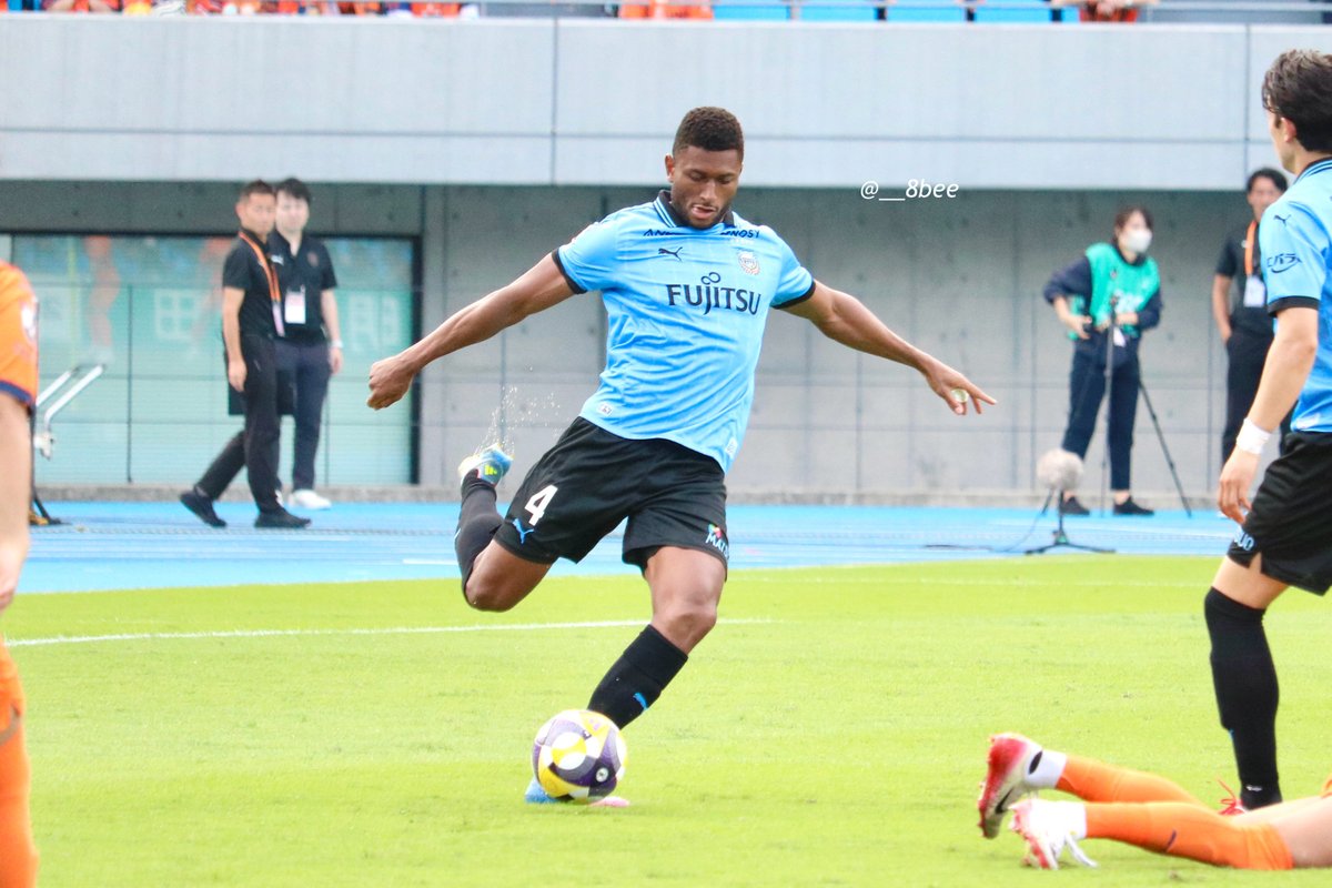 __8bee's tweet photo. おかえりジェジ🇧🇷
チャント聞きながら何回も手振って拍手してくれてた👋🏻👏🏻
#frontale #ジェジエウ #Jesiel https://t.co/qCiswnX4Cm