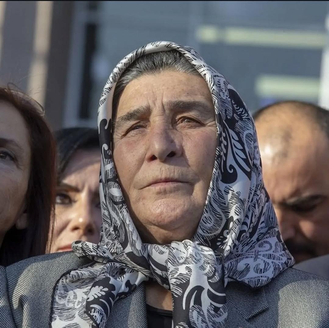 Şehit Anaları Derneği başkanı Pakize Akbaba:

Siz benim çocuğumun katilini affedeceksiniz, eli kanlı teröristi Meclis’e davet edeksiniz, bana da mektup gönderiyorsunuz.

Bana ne yüzle mektup gönderiyorsun? Sen bizi rencide ediyorsun. Bizi hiçe sayıyorsun.

#Türkiye #ŞehitlerÖlmez