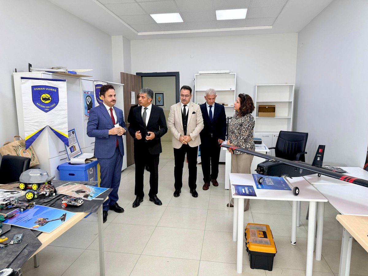 Kaymakamımız Sayın Erdoğan Turan ERMİŞ, İlçe Milli Eğitim Müdürü Sayın Sıddık KAYA ile birlikte Osman Ulubaş Kayseri Fen Lisesini ziyaret ederek öğretmen ve öğrencilerimizle bir araya geldi ve eğitim faaliyetlerini yerinde inceledi.
#KocasinandaBirAileyiz