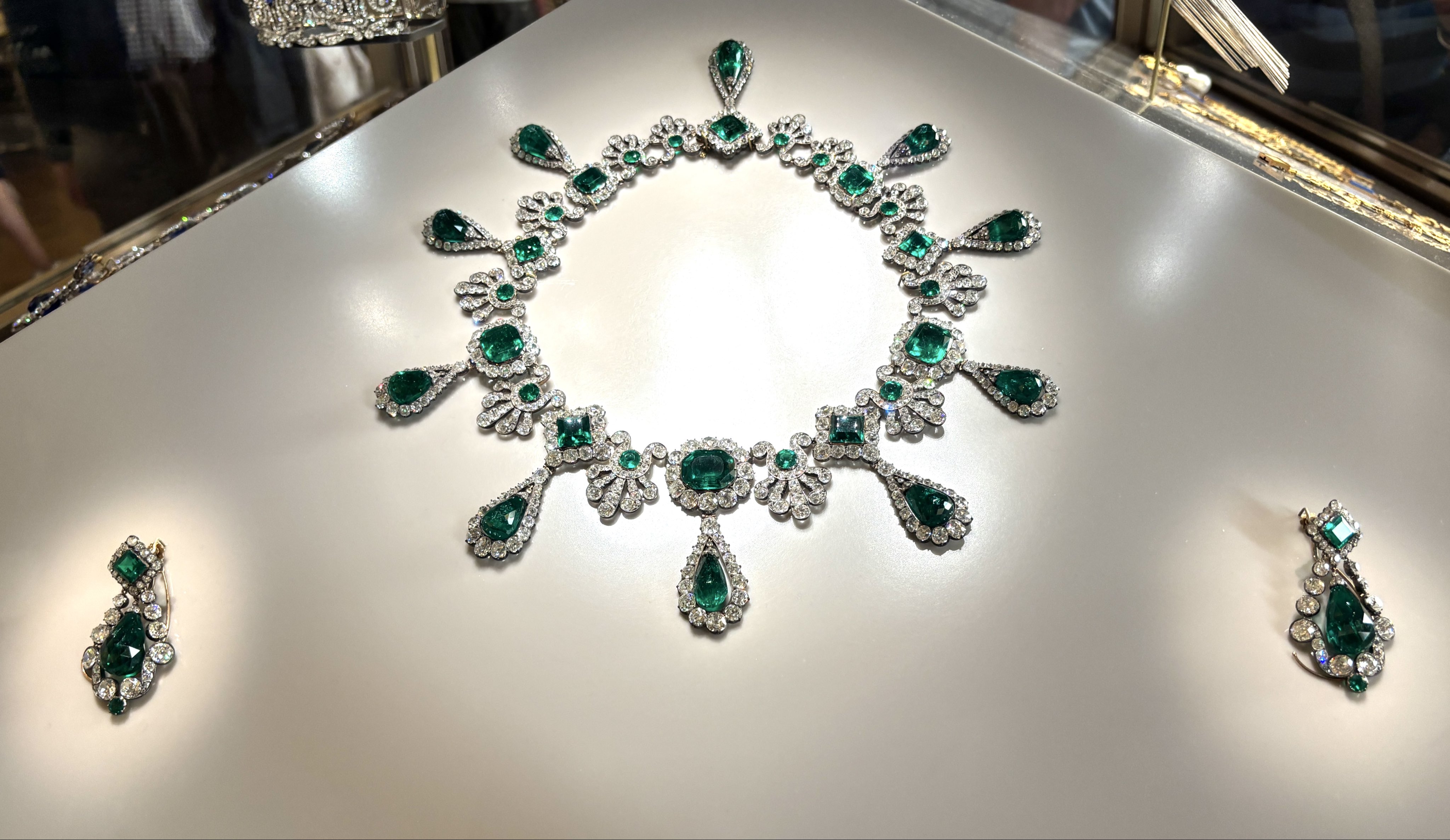 【フランス現地購入／ルーブル美術館】アクセサリー本（フランス語・英語） フランス現地購入／ルーブル美術館】アクセサリー本（フランス語