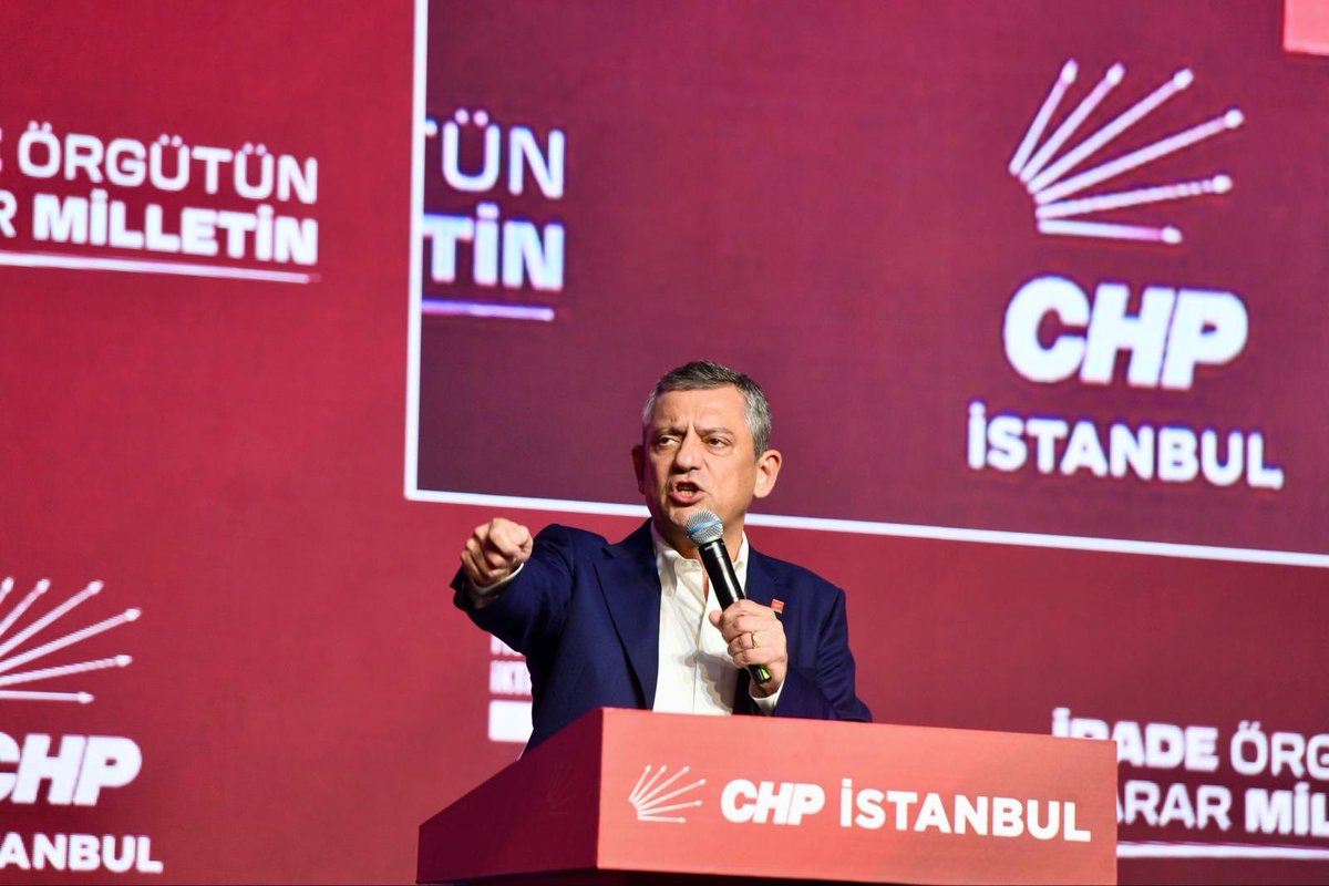 avdanisakpolat's tweet photo. Cumhuriyet Halk Partisi İstanbul 39. Olağan İl Kongresi’ndeydik.

Demokrasimize, örgüt irademize ve ortak geleceğimize sahip çıkarak oyumuzu kullandık. Bu kongre, sadece bir seçim değil; Cumhuriyet Halk Partisi’nin iktidar yürüyüşündeki kararlılığının, inancının ve değişim iradesinin bir göstergesidir.

Partimizin köklü geleneklerine ve Cumhuriyet değerlerine yakışır bir olgunlukla geçen kongremiz, yeni bir mücadele döneminin de başlangıcı olmuştur.

Yeniden İstanbul İl Başkanlığı görevine seçilen Sayın Özgür Çelik’i tebrik ediyor; kendisine ve tüm yeni yönetim kuruluna başarılar diliyoruz.
Birlikte, omuz omuza, halkın iktidarını kurma hedefiyle; umutla, azimle ve inançla yolumuza devam edeceğiz.

Yaşasın Cumhuriyet Halk Partisi!
Yaşasın örgütlü mücadelemiz!